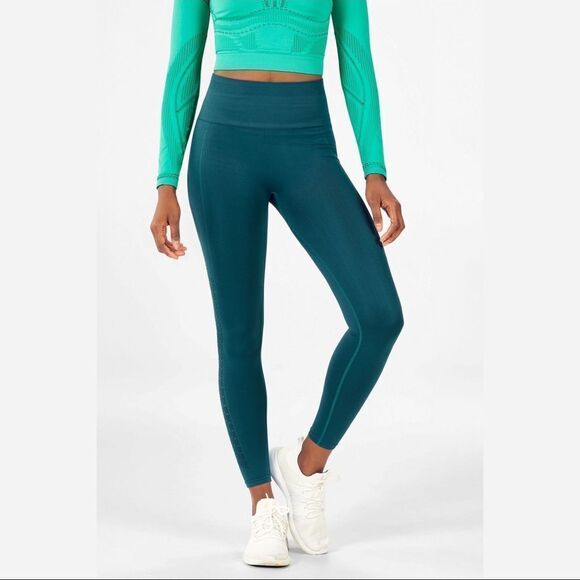 ✨HP✨Sync High-Waisted Perforated 7/8✨ - Picture 1 of 9